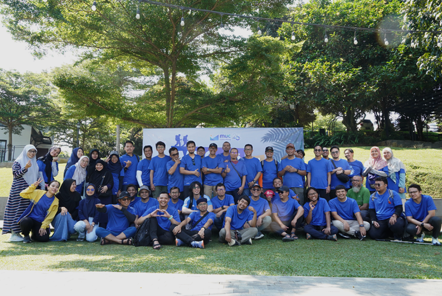 Building Connectivity, MUC Consulting and the Alumni Explore Curug Cibingbin  Trail